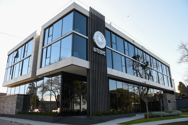 Inauguración de un nuevo hotel sindical en la costanera