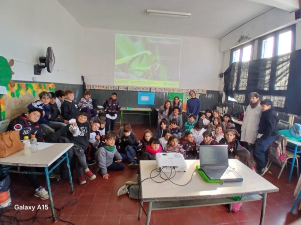 Charlas sobre educación ambiental en escuelas rurales para promover la conciencia sobre el uso de agroquímicos
