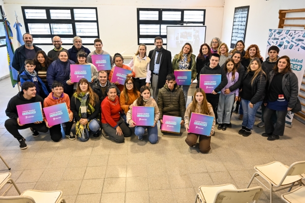 Alumnos de escuelas secundarias recibieron netbooks del programa Conectar Igualdad Bonaerense