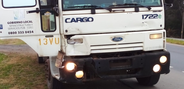 Un camión municipal chocó contra caballos que se encontraban sueltos en la autovía 2