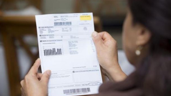 Vecinos y vecinas enfrentan boletas impagables de luz, gas y telecomunicaciones