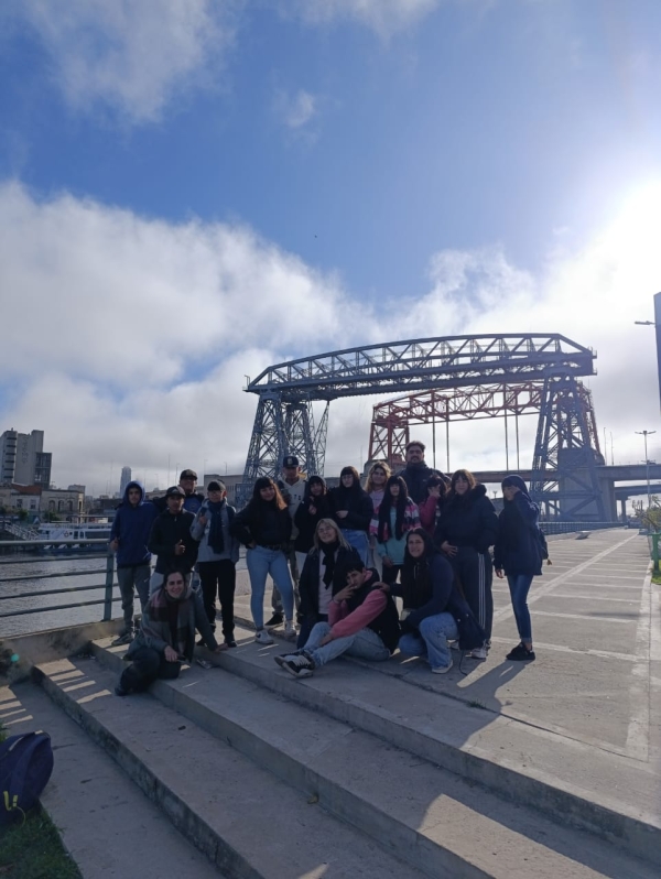 Jóvenes de Envión San Cayetano impulsan un proyecto de muralismo en su barrio