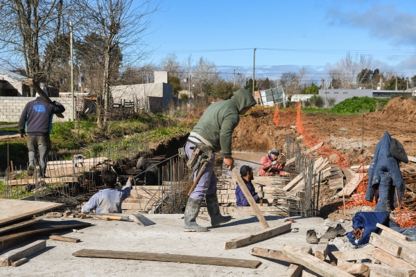 Avances en la obra de saneamiento hidráulico en el barrio Algarrobo