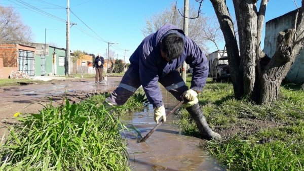 La importancia de mantener desagües y zanjas limpias ante el pronóstico de lluvias