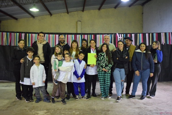 La Escuela Nº 16 recibió oficialmente los planos de su edificio y del SUM
