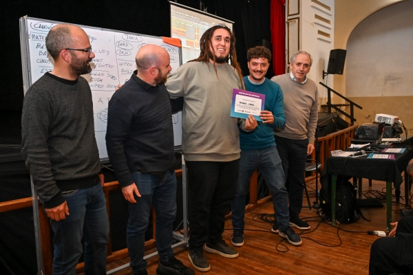 Entrega de diplomas a participantes del taller de música electrónica en el Teatro Brazzola