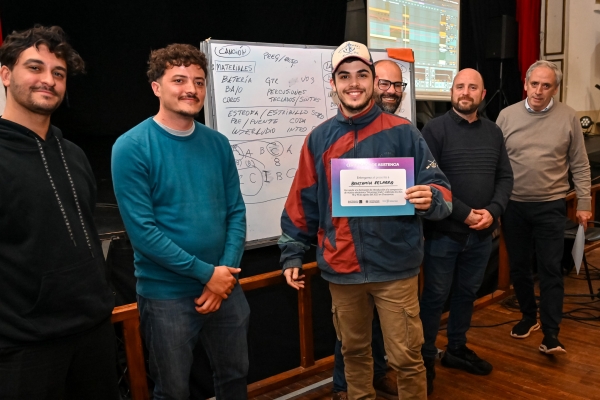 Entrega de diplomas a participantes del taller de música electrónica en el Teatro Brazzola