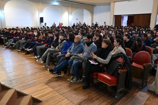 Candidatos locales debatieron en el Teatro Municipal Brazzola