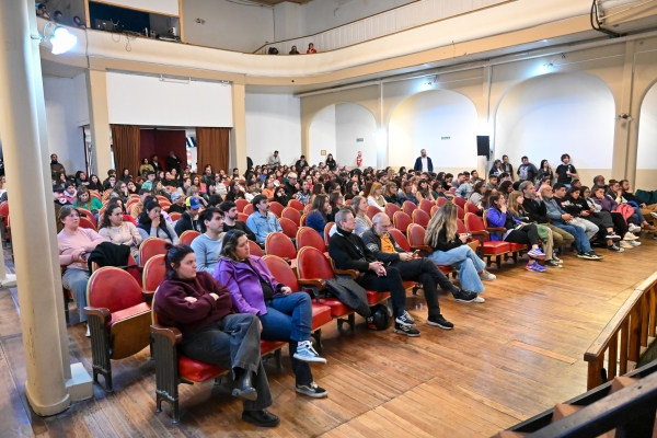 Candidatos locales participaron del segundo debate en el Teatro Brazzola