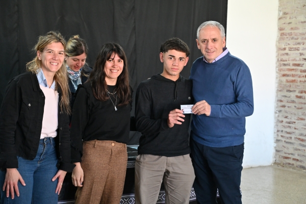Se entregaron los carnets de manipulador de alimentos en la Escuela Agraria N°1