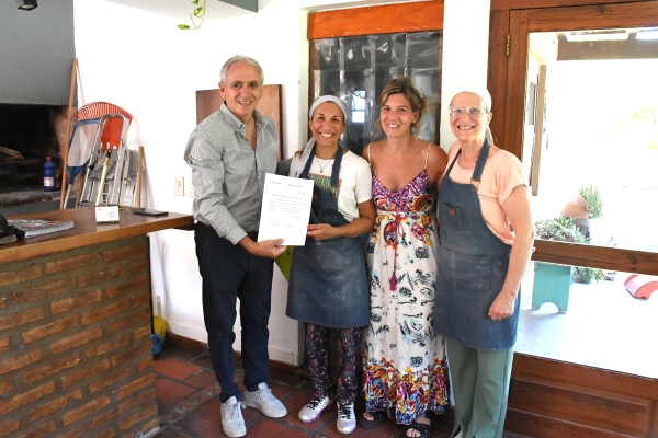 El intendente entregó la renovación de la habilitación a dos cocinas domiciliarias como Unidad Mínima Producti