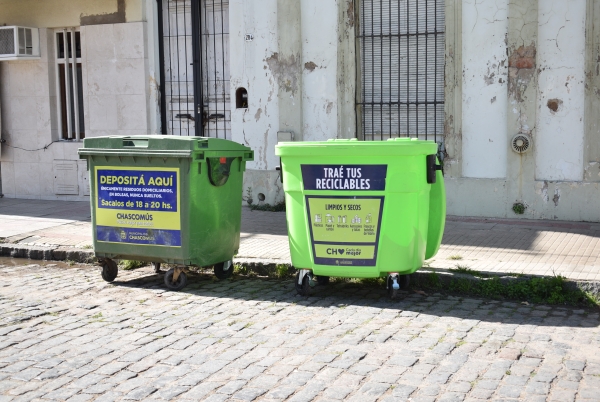 El uso correcto de los contenedores contribuye a un espacio público más limpio