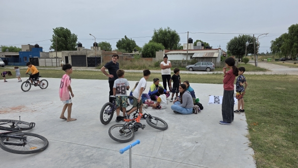 Jugar, encontrarse y construir juntos: así se vive “Juguemos Piola” en el barrio 30 de Mayo