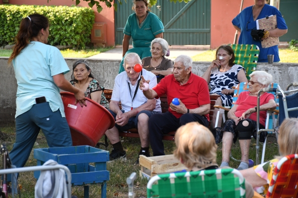 Una tarde de juegos, encuentro y alegría en la Residencia Municipal Elena Herbert de Estefanell