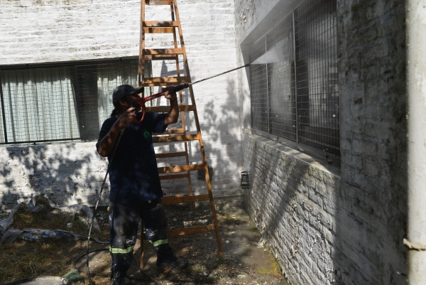 Se realiza la pintura exterior de la Escuela Municipal N° 1