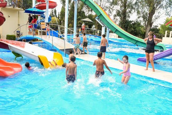 El Gobernador Axel Kicillof y el Intendente Javier Gastón recorrieron las actividades de Escuelas Abiertas