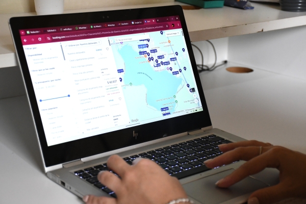Turismo avanza en gestiones con la plataforma Booking para ordenar la oferta de alojamientos