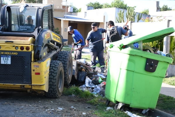 Tareas de limpieza y saneamiento en los barrios Los Sauces, Obispado y San Luis