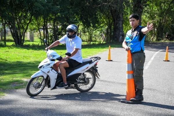 En moto, un casco puede salvar tu vida: el mensaje de la campaña “Bajá un cambio”
