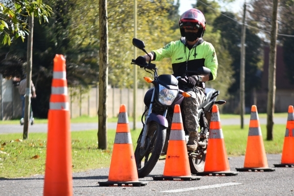En moto, un casco puede salvar tu vida: el mensaje de la campaña “Bajá un cambio”