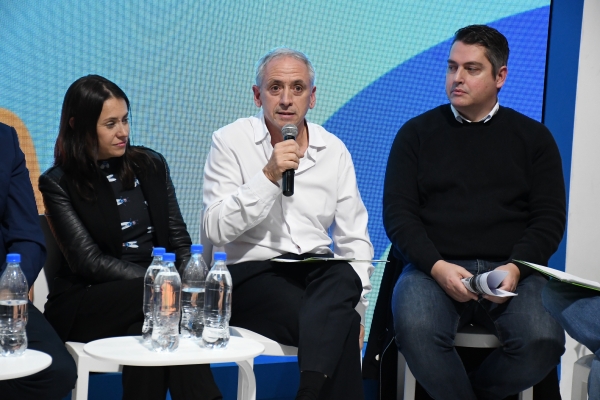 Javier Gastón fue invitado a exponer en la Feria del Libro sobre ciudades, biodiversidad y cultura