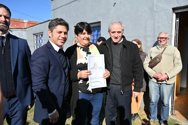 Kicillof visitó a una vecina de Chascomús para entregarle la escritura de su vivienda