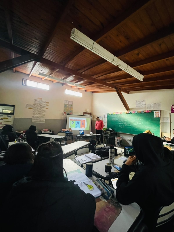  Estudiantes de la Escuela N° 8 participaron de una capacitación sobre seguridad y primeros auxilios