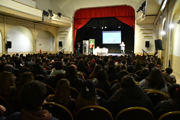 Estudiantes secundarios participaron de una charla sobre el cuidado y uso responsable de la laguna