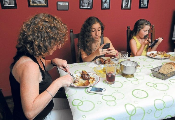 Tan cerca y tan lejos: cómo las pantallas están cambiando nuestros vínculos