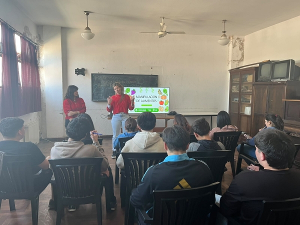  Estudiantes de la Secundaria N°3 se capacitan en Manipulación Segura de Alimentos